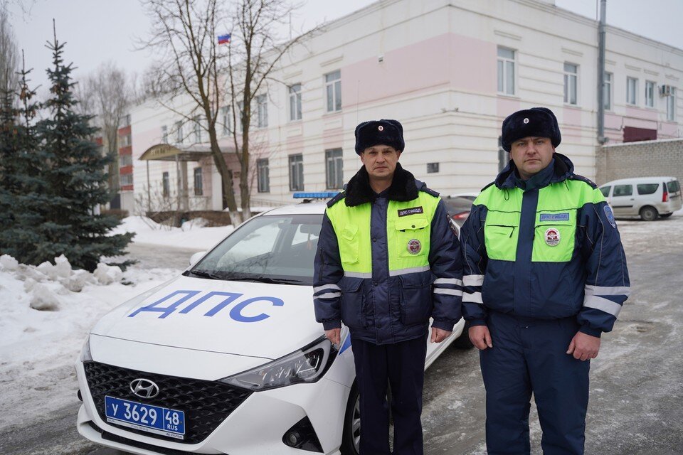    Инспекторы ДПС спасли из горящего дома под Липецком двух подростков Пресс-служба УМВД Липецкой области.