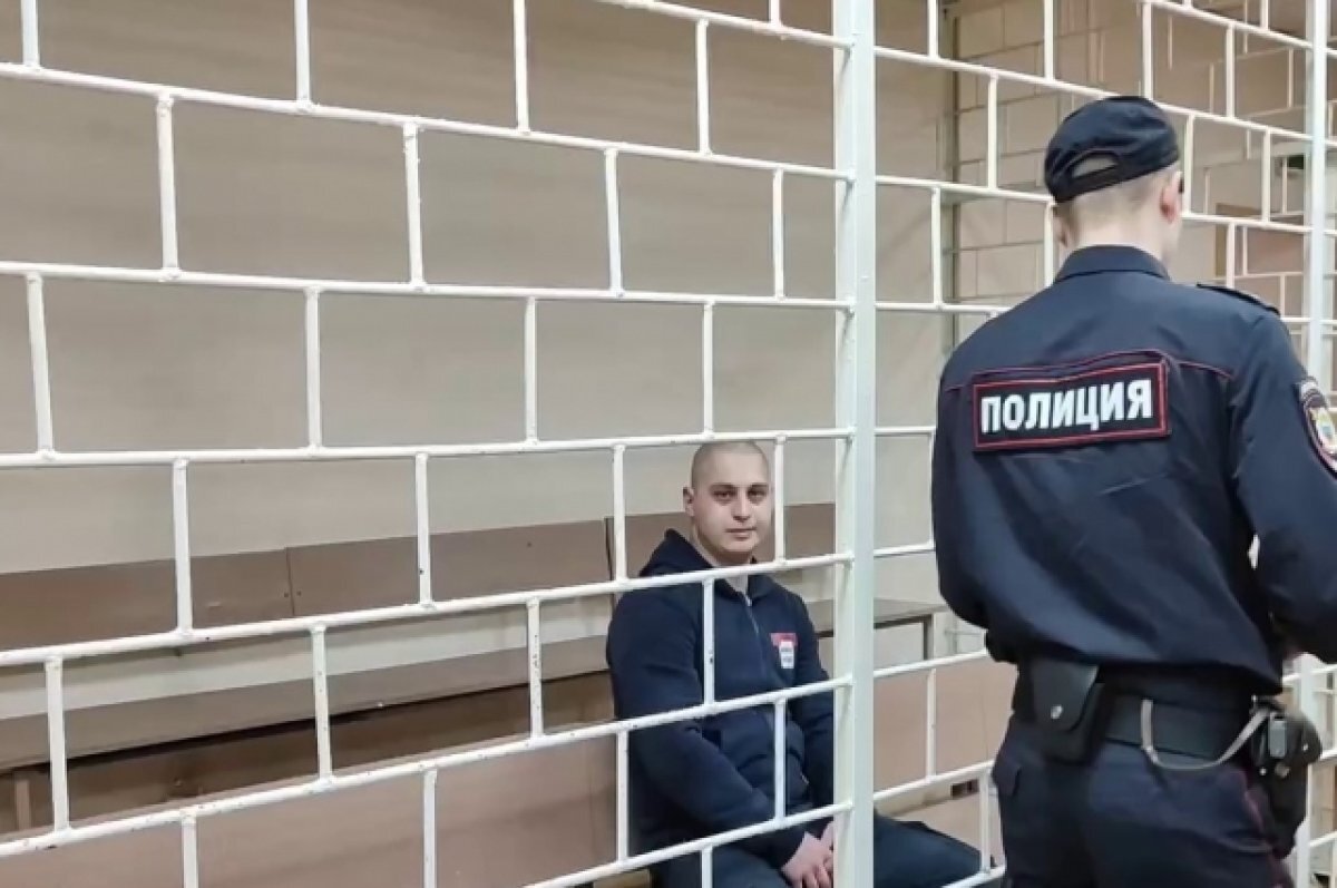    Сидит, молчит, улыбается…