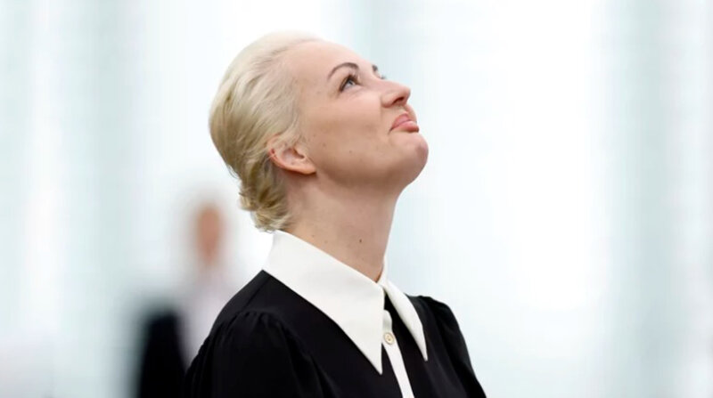     Веселая вдова Юлия Навальная ни разу за три года не побывала в колонии у мужа, хотя в России ей ничего не угрожало.