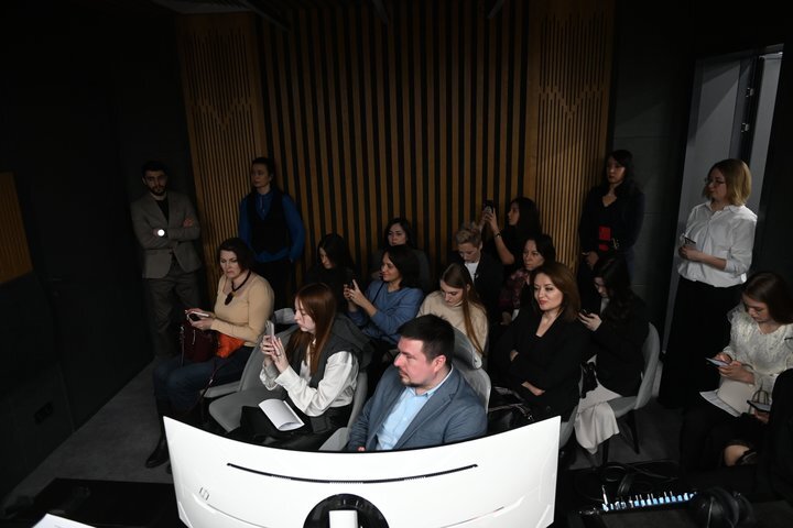 Журналистов разместили в аппаратной, а актеров — перед микрофонами. предоставлено realnoevremya.ru Татарского государственного театра драмы и комедии им. К.Тинчурина