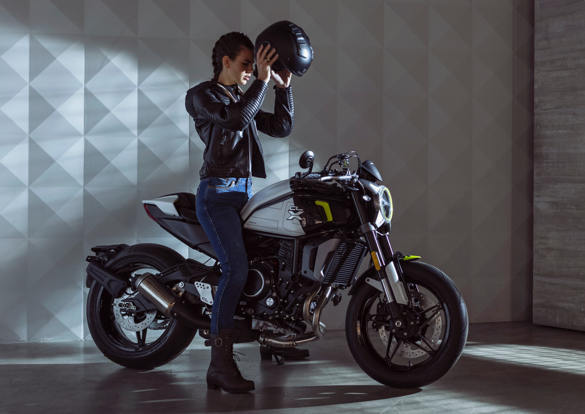 
Яркий дизайн — еще одна сильная сторона CFMOTO. На фото — модель в ретро-стиле 700CL-X Sport