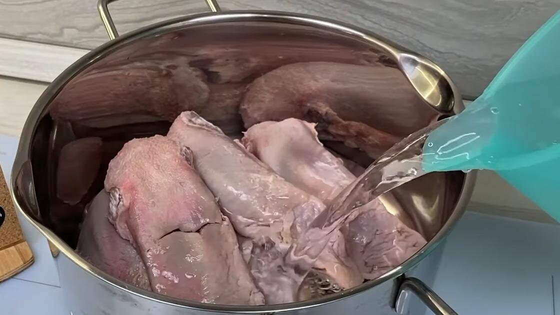    В кастрюле свежие свиные языки:YouTube/ agnes_eda