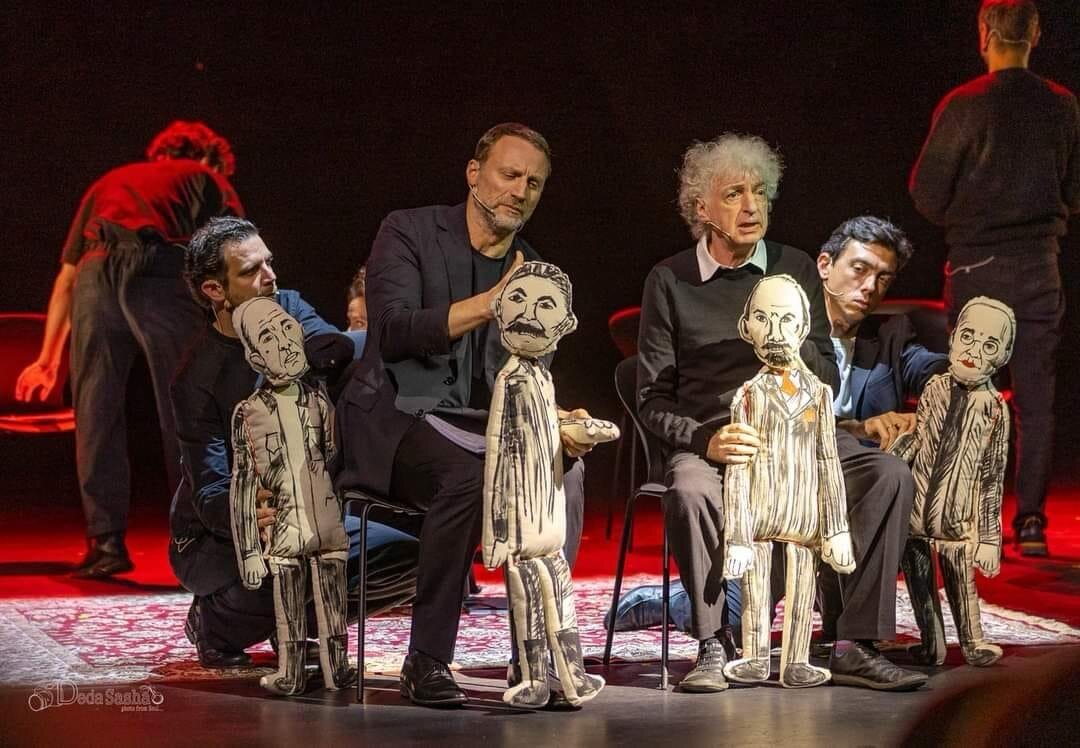 Иноагент Анатолий Белый в спектакле по пьесе Артура Соломонова "Как мы хоронили Иосифа Виссарионовича".