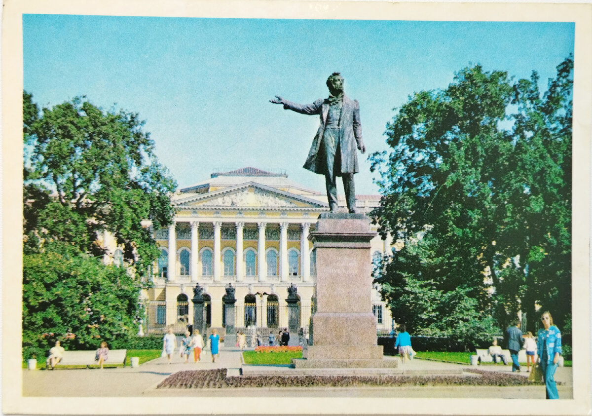 памятник А.С. Пушкину на площади Искусств