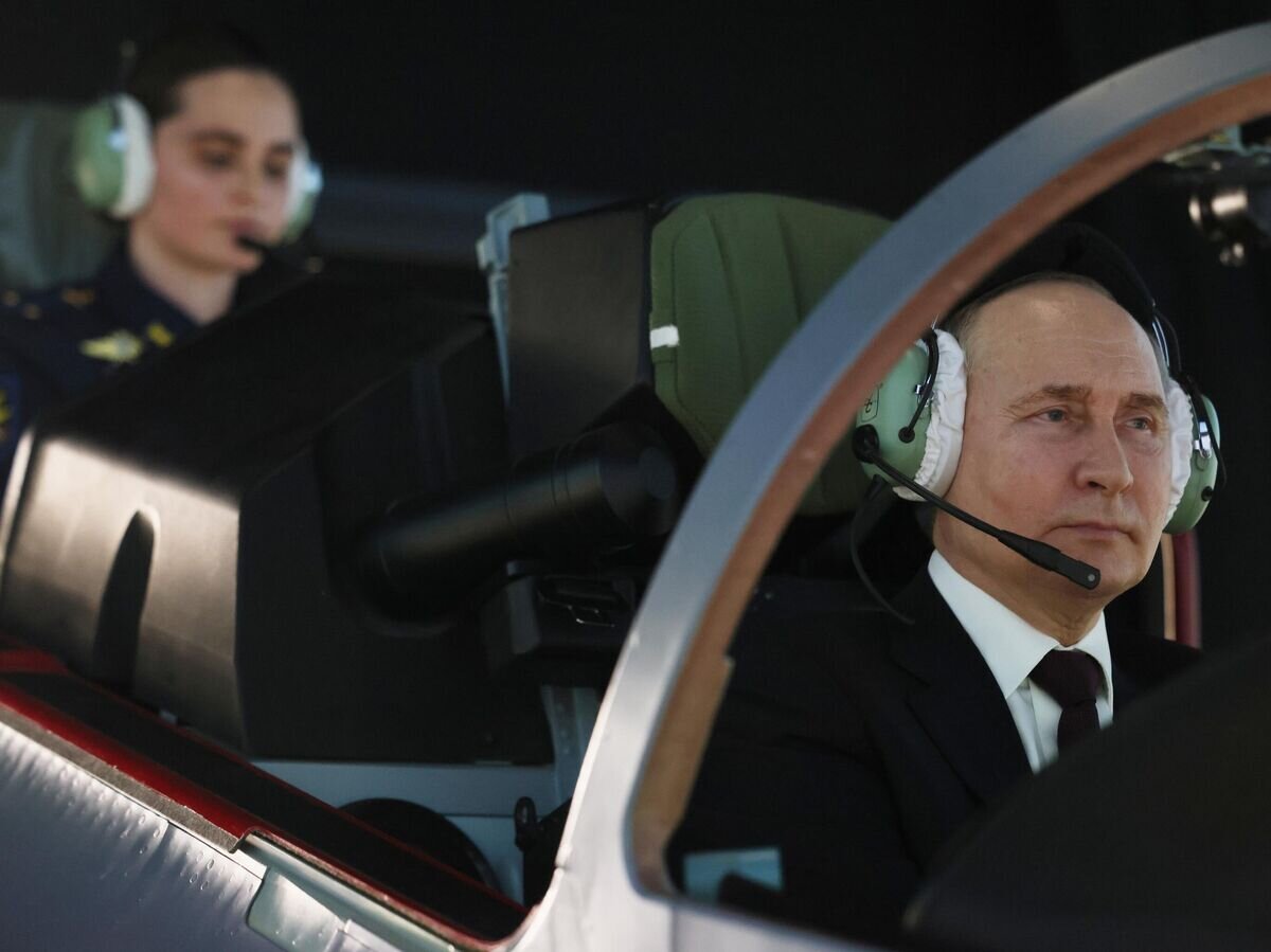    Владимир Путин на учебном тренажере в Краснодарском высшем военном авиационном училище© РИА Новости . POOL/Михаил Метцель