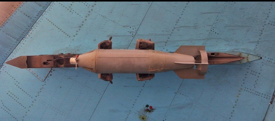 Авиабомба ​​П-50т

Переводится как П-практическая бомба калибра 50 килограмм, т - термостойкая.Начнём с того, что эта бомба делит первое место по безвредности и мирности среди всех авиабомб вместе с АгитАБ. 
Чем П-50т особенная?Во первых, это одна из двух бомб предназначенных для обучения практическому бомбометанию летного состава. То есть учебная.Буковка Т на конце обозначает, что в метании бомбы могли тренироваться даже миг25 и миг31 на сверхзвуке. Ибо "Т" значит термостойкая. А термостойкая это значит не жахнет под самолетом при нагрева на первой космической.