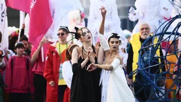 Заключительный карнавал фестиваля. Они все теперь подражают «зомби» из Готардского тоннеля