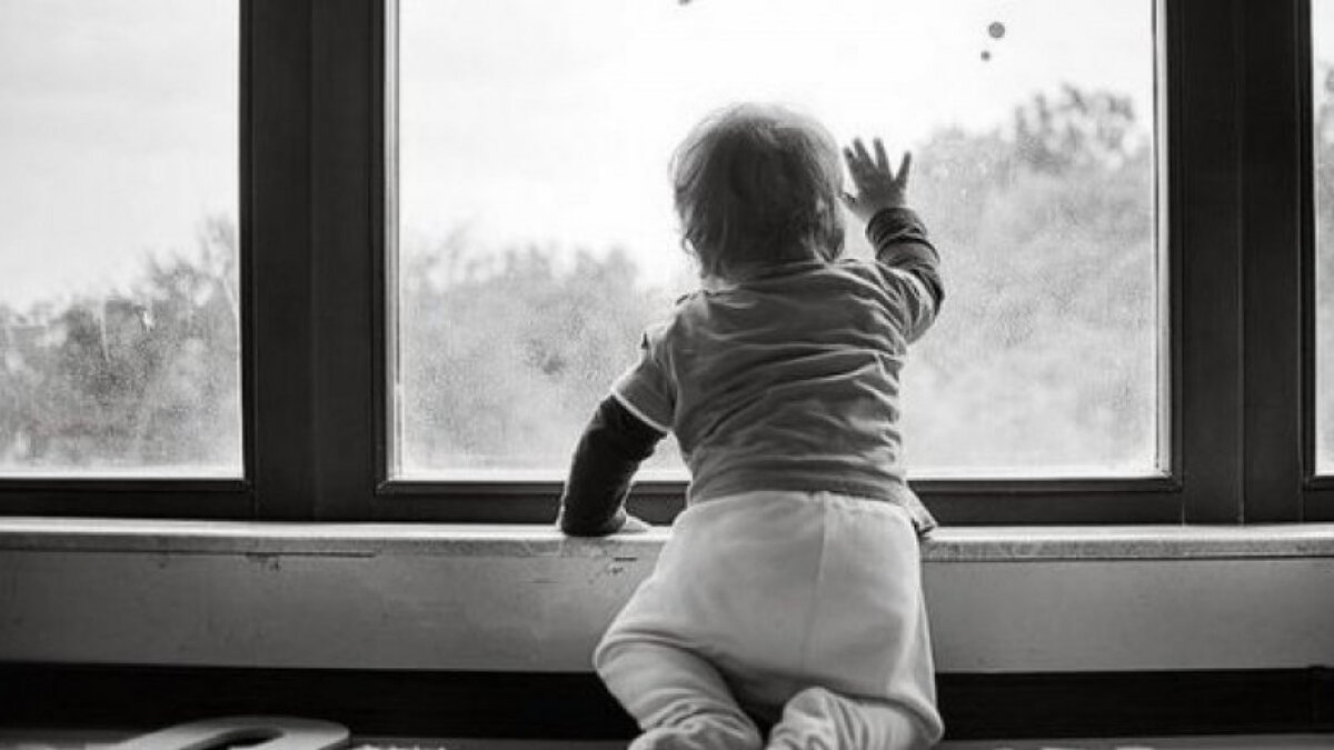 Многие родители знают, что если дома дети, то окна могут стать внезапно предметом повышенной опасности.-2