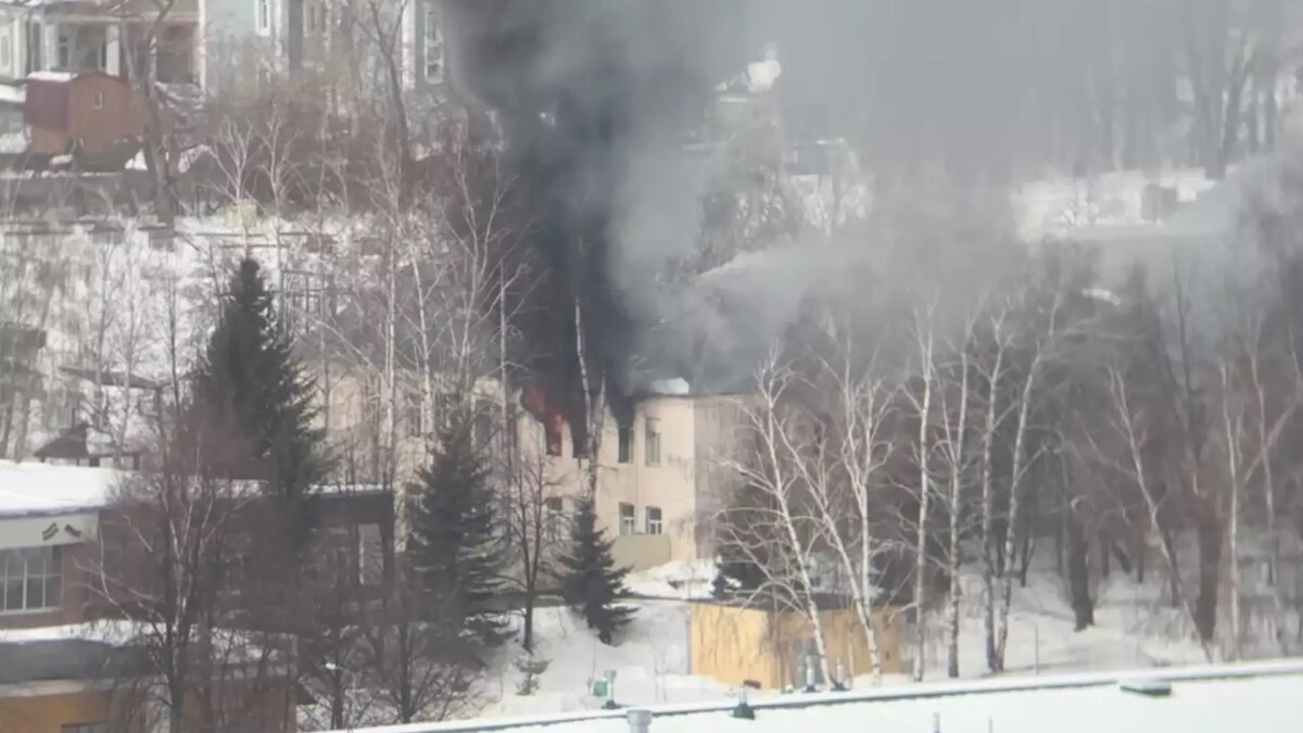     На территории танкового училища в Казани загорелось здание казармы. Об этом сообщили в Telegram-канале «Казань на максималках».