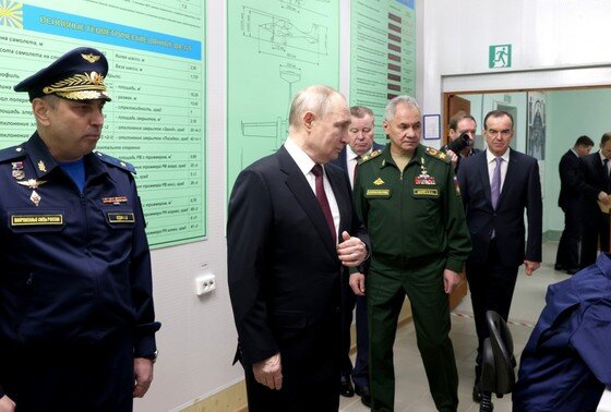    Владимир Путин во время посещения Краснодарского высшего военного авиационного училища лётчиков имени Героя Советского Союза А. К. Серова