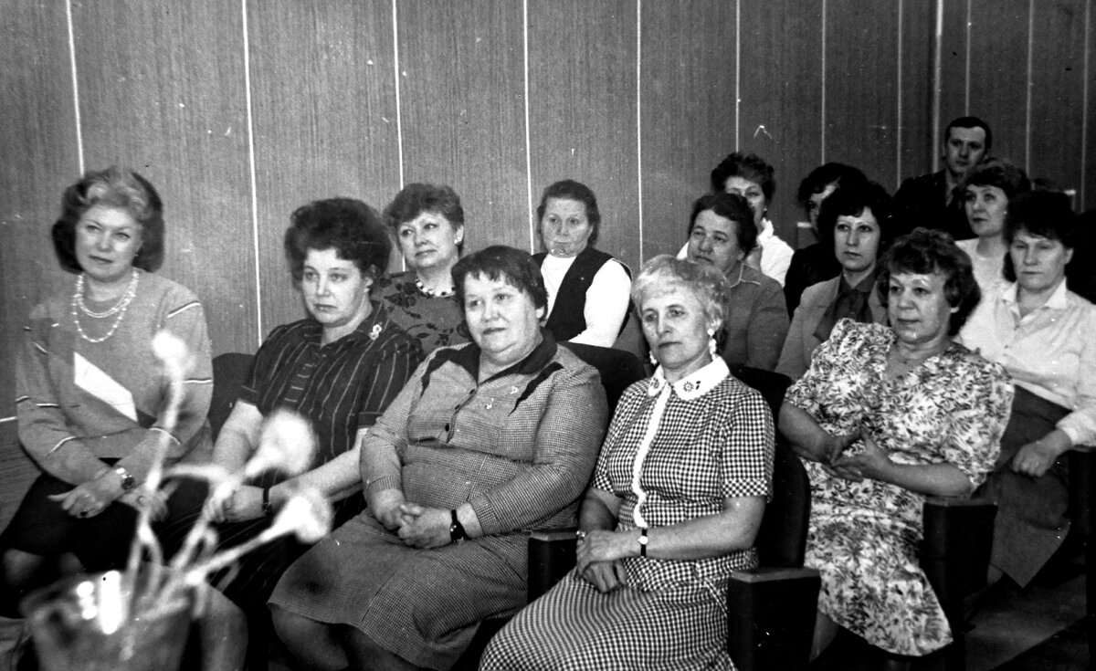 К середине 1980-ых их ряды заметно пополнились: из сидящих в Ленкомнате насчитал 7 женщин-сотрудниц. Фото из личного архива автора.