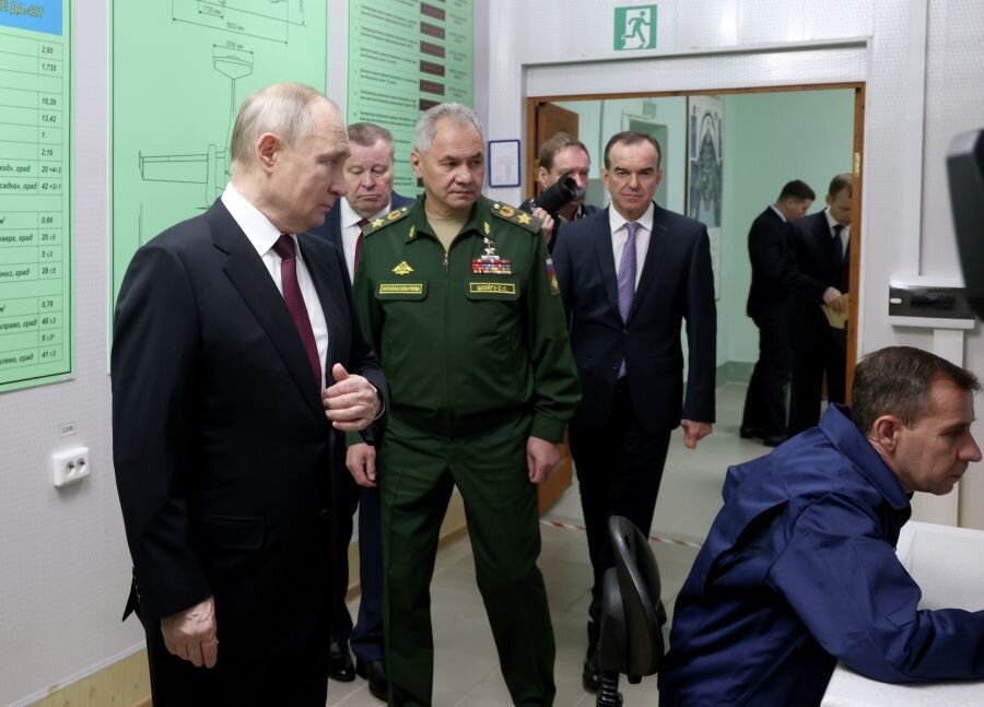    Президент РФ Владимир Путин посетил военное авиационное училище в Краснодаре © Владимир Гердо/РИА Новости