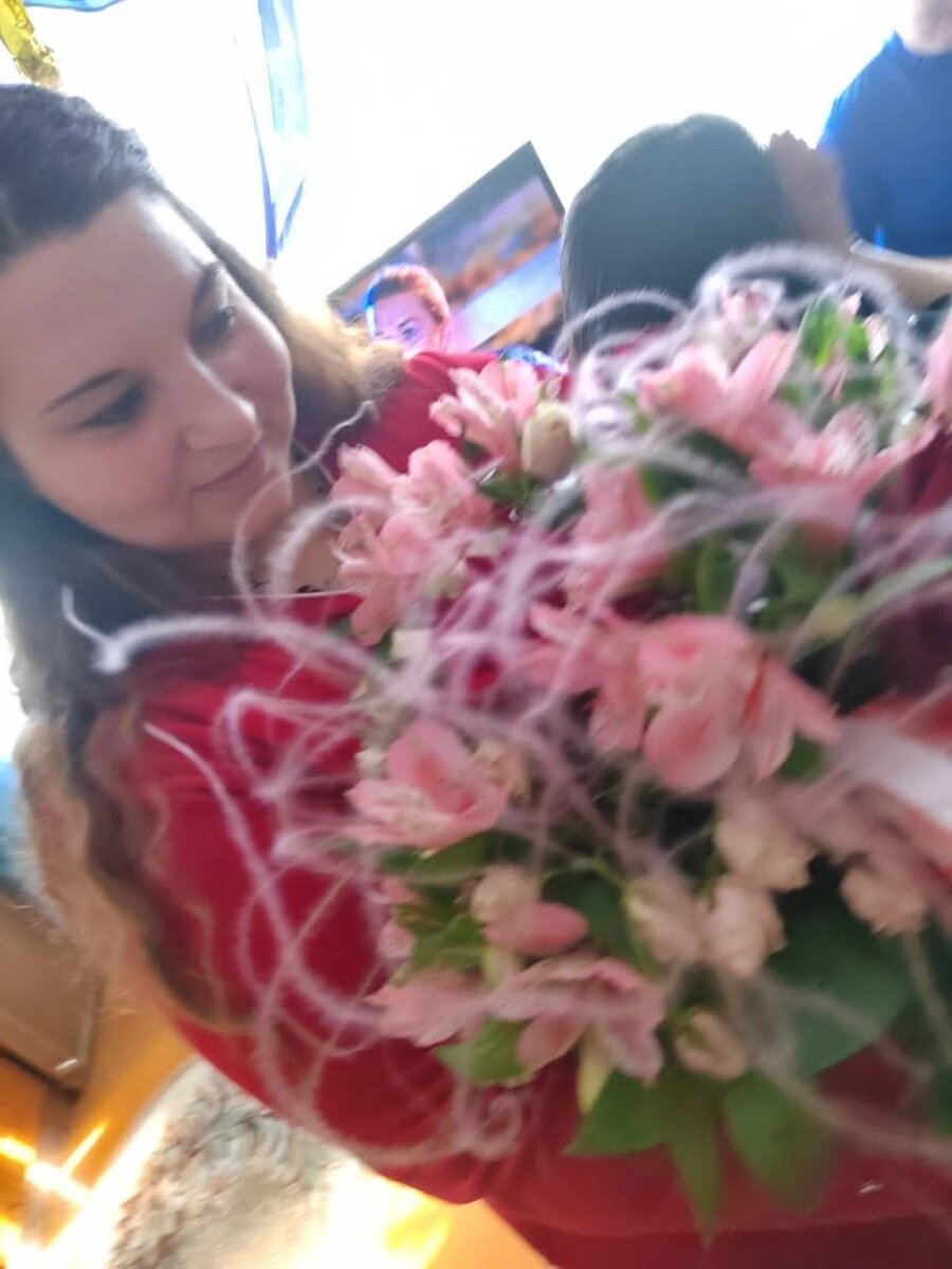 

Поздравления на 8 Марта для коллег
Для многих необходимость в поздравлениях возникает еще за пару дней до праздника, ведь нужно порадовать прекрасную половину рабочего коллектива. Мужчины объединяют усилия, чтобы порадовать женщин-коллег небольшими подарками и теплыми словами. Вот примеры того, как можно поздравить с 8 Марта от имени коллектива:

«Сегодня мы хотим поздравить вас с Международным женским днем и выразить благодарность за то, что каждый день делаете нашу работу ярче и интереснее. Благодаря вам наш коллектив становится по-настоящему уютным и дружным, а каждый рабочий день превращается в невероятное приключение!»Можно проявить креативность и добавить в поздравления метафоры, сравнения и другие выразительные речевые обороты:

«С праздником весны и красоты! Пусть ваш день будет наполнен яркими цветами, теплом солнца и веселыми моментами! Ведь каждая из вас, как хорошая книга, добавляет в этот офис свой уникальный сюжет и неожиданные повороты!»Хорошей идеей будет подчеркнуть профессиональные заслуги женщин-коллег и их роль в повседневной жизни коллектива.



«С наступающим 8 Марта! Пусть этот день будет наполнен улыбками, радостью и морем комплиментов не только от мужчин, но и от всего офиса! Ведь вас, дорогие женщины, поздравлять — это как минимум повод для улыбки, а максимум — попросить вас не работать сегодня и отметить ваш праздник в полной мере! Без вас мы бы просто потерялись в нашем офисном лабиринте, нам бы не хватало вашей интуиции и умения мультизадачить. Спасибо вам за то, что вы с нами! Пусть вас окружают внимание, забота и красота, а деловой мир повернется к вам своей наилучшей стороной!»

При этом поздравления могут звучать не только от мужчин, но и от самих женщин друг другу:

«Пусть в вашем жизненном романе не будет ни одной страницы с плохим настроением, а каждая глава будет наполнена только радостью, смехом и успехами! Поздравляю вас с нашим общим праздником и желаю, чтобы ваши самые смелые мечты становились реальностью, а каждый день приносил только приятные сюрпризы и позитивные эмоции!»

Поздравления на 8 Марта для мамы
Мама, как правило, становится первым человеком, которого мы поздравляем с Международным женским днем. Ведь именно она привела каждого из нас в мир и познакомила с ним. Существует немало вариантов, как выразить свою любовь самой главной женщине.

«Дорогая мама, поздравляю тебя с весенним праздником! Ты сила и опора в нашей семье, твоя забота и ласка делают нашу жизнь счастливой. Желаю тебе красивых цветов, улыбок и только радостных событий. Спасибо за всё, мамочка!»



В поздравление стоит добавить искренние пожелания и вдохновляющие слова.

«Дорогая мама, сегодня весь мир тебе подарки приносит! Пусть в твоей жизни будут только яркие краски, счастливые моменты и заботливые люди. Поздравляю с 8 Марта, мамочка! Ты лучшая!»

Маме всегда будет приятно и ценно услышать слова поддержки и благодарности от дочери или сына.

«Моя драгоценная мама, поздравляю тебя с 8 Марта! Желаю тебе здоровья, успехов во всех начинаниях, любви и счастья. Ты всегда была рядом, давала советы и поддержку. Спасибо за всю заботу и любовь, которую ты нам даришь каждый день. Ты моя героиня, и я горжусь тем, что ты моя мама!»

Поздравления на 8 Марта для подруги
Праздник становится поводом поздравить подруг и сказать им о ценности их поддержки и заботы. Важно подобрать такие слова, которые тронут душу близкого человека и напомнят о совместно прожитых моментах.

«Дорогая, сегодня я хочу пожелать тебе огромной любви, счастья и всяческих благ! Спасибо, что ты всегда рядом, поддерживаешь и вдохновляешь меня. Поздравляю с 8 Марта — праздником, посвященным особенным женщинам, и ты одна из них!»



В поздравлении многие стремятся отметить положительные качества адресата, особенно если речь идет о близкой подруге.

«Самой лучшей подруге в мире — поздравления с 8 Марта! Ты воплощение женской силы и прекрасного, и я так благодарна, что ты есть в моей жизни. Ты служишь источником вдохновения для всех вокруг и остаешься неразменной монетой в моей жизни. Счастливого праздника, моя подруга!»

Поздравления на 8 Марта для любимой девушки
Поздравить даму сердца на 8 Марта — особенное мероприятие. Кавалеры стараются уместить в небольшое поздравление всю глубину своих эмоций и искренность чувств. Наполненное любовью поздравление сделает для девушки праздник счастливым и солнечным вне зависимости от погоды за окном.

«Моя нежная, загадочная и прекрасная половинка, поздравляю тебя с Международным женским днем! Ты воплощение всего прекрасного, что есть в мире. Пусть твоя жизнь будет полна радости, любви и ярких моментов. Счастливого праздника, моя любовь!»



В поздравлении лучше указать, какую роль играет избранница в жизни мужчины, а также рассказать о чувствах, которые возлюбленная вызывает у него.«Ты моя муза, мое вдохновение, мое всё. С праздником весны, моя самая дорогая! Твоя улыбка — мое солнце, и я не могу представить свою жизнь без тебя. Поздравляю с 8 Марта! Пусть каждый день радует тебя и подарит новые успехи и достижения»

Любящий мужчина всегда знает, что пожелать второй половинке. Девушке или женщине всегда будет приятно услышать признания от возлюбленного и вдохновляющие слова.«Милая моя, с праздником весны и женственности! Ты воплощение красоты и грации, и я восхищаюсь тобой каждую секунду. Пожелаю тебе океан счастья, безграничной любви и мечту, которую ты реализуешь. Счастливого 8 Марта, моя любимая!»

Поздравления на 8 Марта для женщин
Кого бы ни нужно было поздравлять, главное — чтобы слова были произнесены от чистого сердца. Шутка, комплимент, галантность — всё это уместно в поздравлении на 8 Марта.



«Дорогие дамы! С праздником весны, красоты и ваших прекрасных улыбок! Пусть этот день будет таким же светлым и радостным, как ваше настроение, когда начинается длинный выходной!Сегодня мы отмечаем ваш праздник — день, когда мужчины понимают, что цветы дороже, чем обычно, а магазины средств гигиены работают до позднего вечера! Не будем скрывать, что мы, мужчины, сами себе далеко не ровня в подборе подарков, но давайте будем честными: вы и так знаете, что лучший подарок — это наше присутствие и умение открыть баночку с консервированными огурцами без нашей помощи!

Так что сегодня ваш день! Дарите себе цветы, шоколад и хорошее настроение! Пусть каждый ваш шаг будет шагом к новым достижениям, а каждая ваша улыбка — поводом для веселья!»
