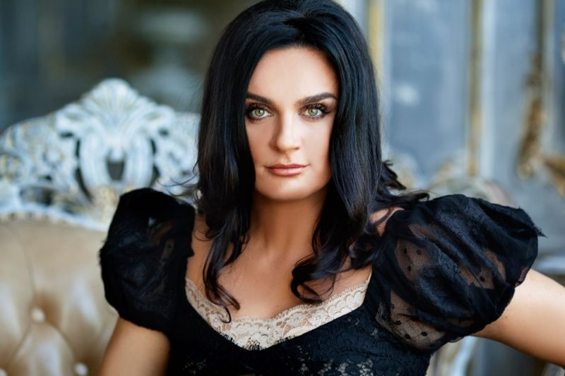 Как и где живет знаменитая певица Елена Ваенга: фамильное гнездышко