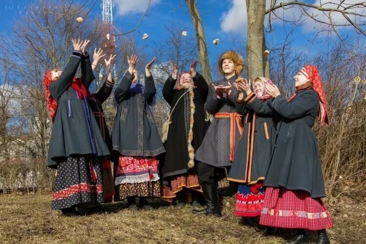 Навстречу весне песни. Жаворонки сороки заклички весны. Закликание весны обряд. Встреча весны. Встреча весны обряды.