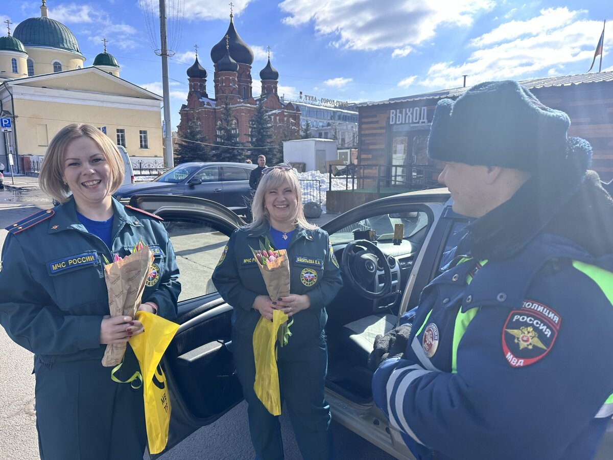 Тульские автоинспекторы подарили автоледи цветы и «Знаки внимания» | Вести  Тула | Дзен