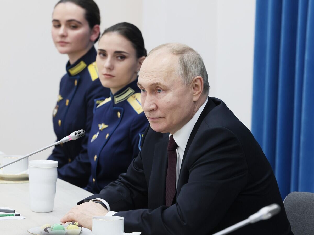    Президент РФ Владимир Путин проводит встречу с выпускниками Краснодарского высшего военного авиационного училища летчиков имени Героя Советского Союза А. К. Серова© РИА Новости / POOL