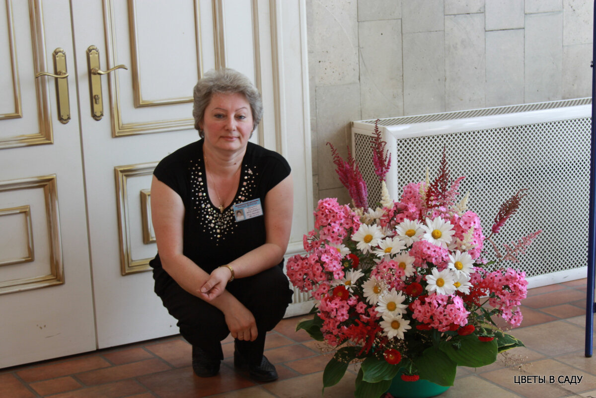 Ольга Борисовна Шевлякова в процессе оформления выставки флоксов в Доме мира и согласия
