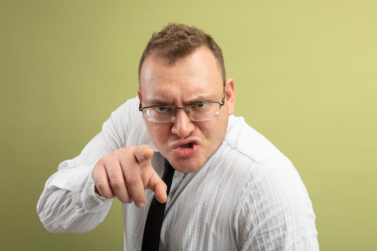 <a href="https://ru.freepik.com/free-photo/frowning-adult-slavic-man-wearing-glasses-and-tie-looking-and-pointing-at-camera-isolated-on-olive-green-background_13653100.htm#&position=0&from_view=search&track=ais&uuid=f851134e-7431-4ead-8e95-e8a684e824bf">Изображение от stockking</a> на Freepik