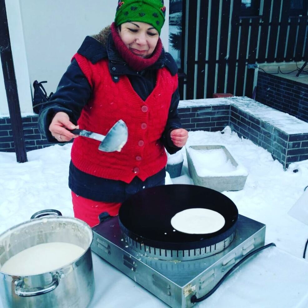    «Я слышу музыку кухни - вступает основной инструмент фортепьяно (сковорода справа), она и на блины, и на котлеты, и на мексиканскую касадилью играет по нотам». Наталья во время приготовления 120 блинов. Фото: Instagram Натальи Маховер.