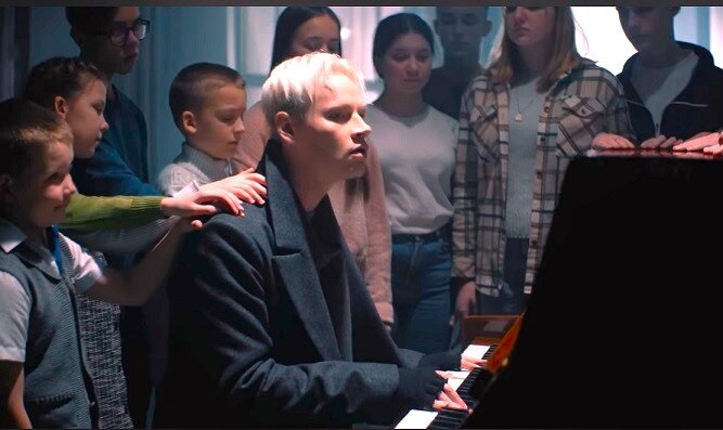 В окружении ангелов. "Мама". Кадр из клипа