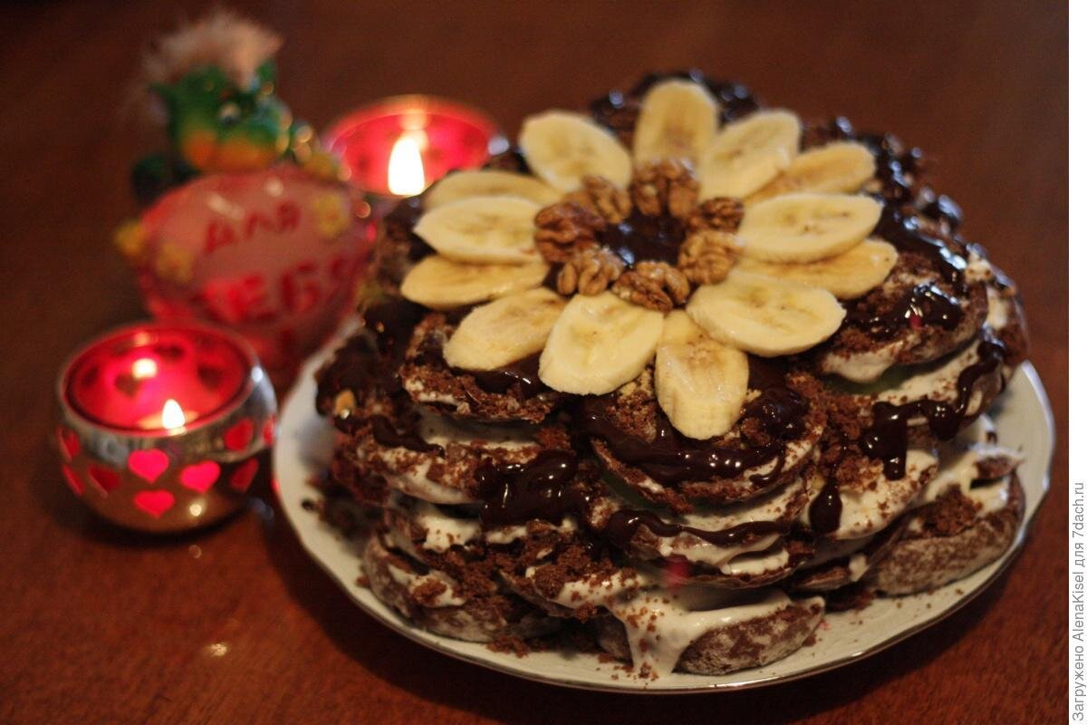 Торт из шоколадного печенья без выпечки. Вкусный шоколадный тортик. Брауни с шоколадом. Быстрый тортик шоколадный. Сникерс пирожное брауни.