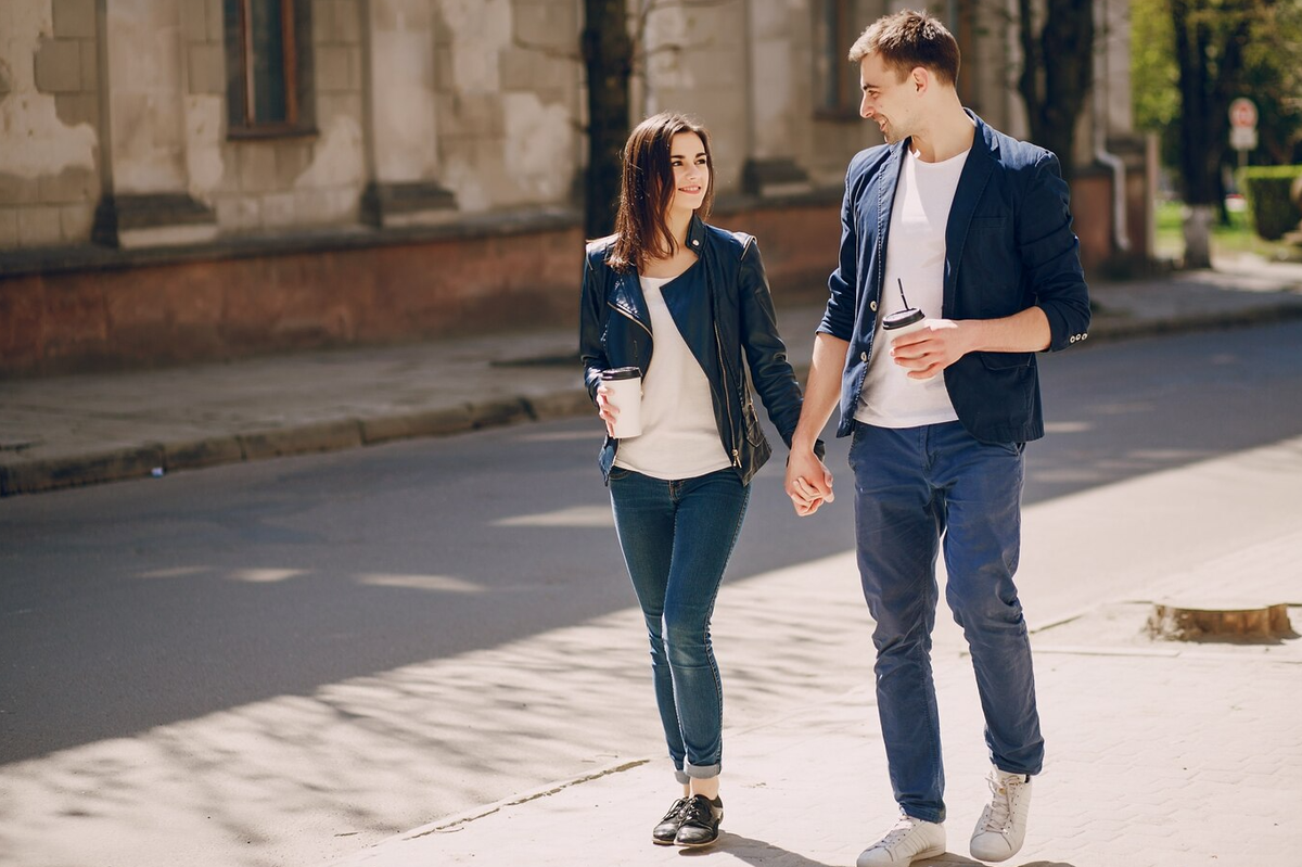 Девушка и парень гуляют по улице. Фото взято из открытых источников.