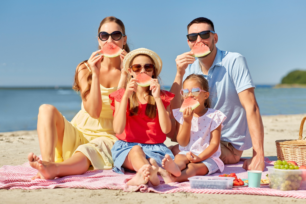 Источник: https://ru.freepik.com/premium-photo/happy-family-having-picnic-summer-beach_346170390.htm#fromView=search&page=1&position=10&uuid=617138f4-3c37-4514-9234-c82fee62c926&query=%D1%81%D0%B5%D0%BC%D1%8C%D1%8F+%D0%BD%D0%B0+%D0%BE%D1%82%D0%B4%D1%8B%D1%85%D0%B5