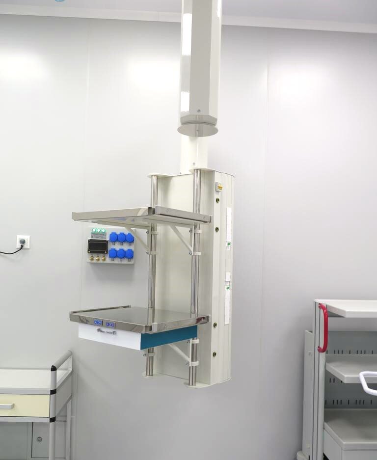 Потолочная медицинская консоль одноплечевая бренда "Атриум". Изготовлена Корпорацией "СОТИС" в 2023 году