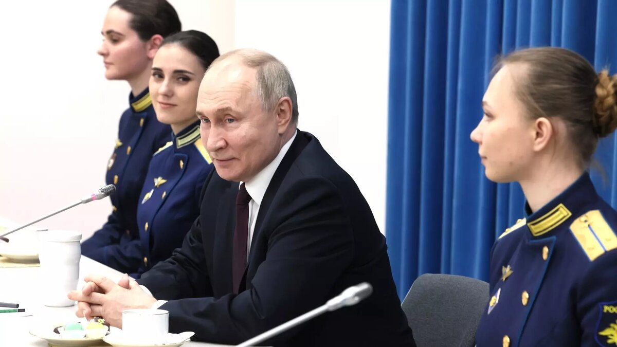     На встрече с выпускницами Краснодарского высшего военного авиационного училища лётчиков имени Серова Владимир Путин рассказал, что иногда к трагедиям в авиации приводило то, что летчиков пересаживали на другие типы самолетов.