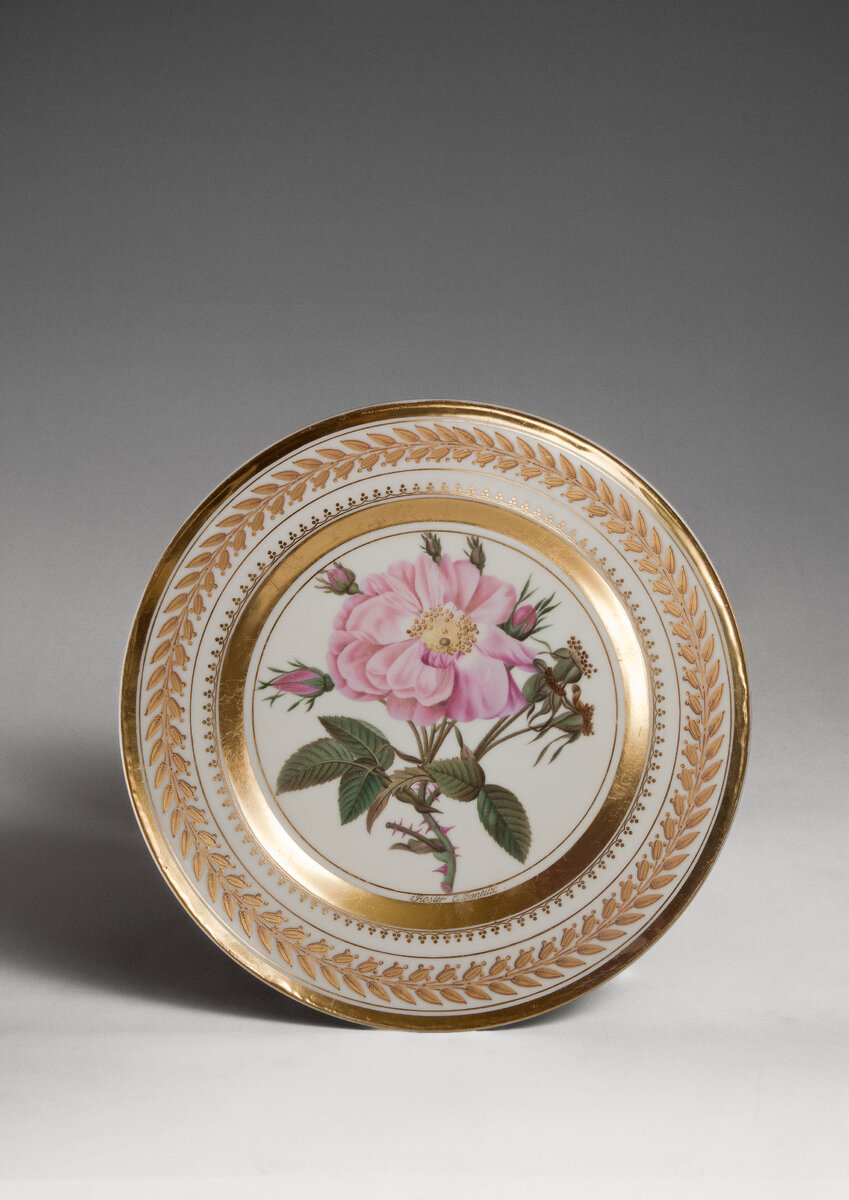 В нишах Белой гостиной Шуваловского дворца экспонируется серия декоративных тарелок «Розы», выполненная в живописной мастерской князя Н.Б. Юсупова в Архангельском в 1826-1827 годах.-2-3