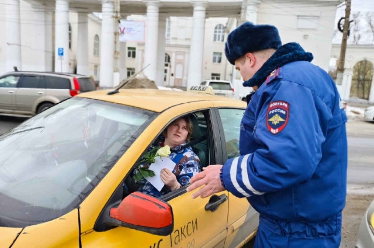    В Твери инспекторы дарили женщинам цветы и поздравляли с праздником