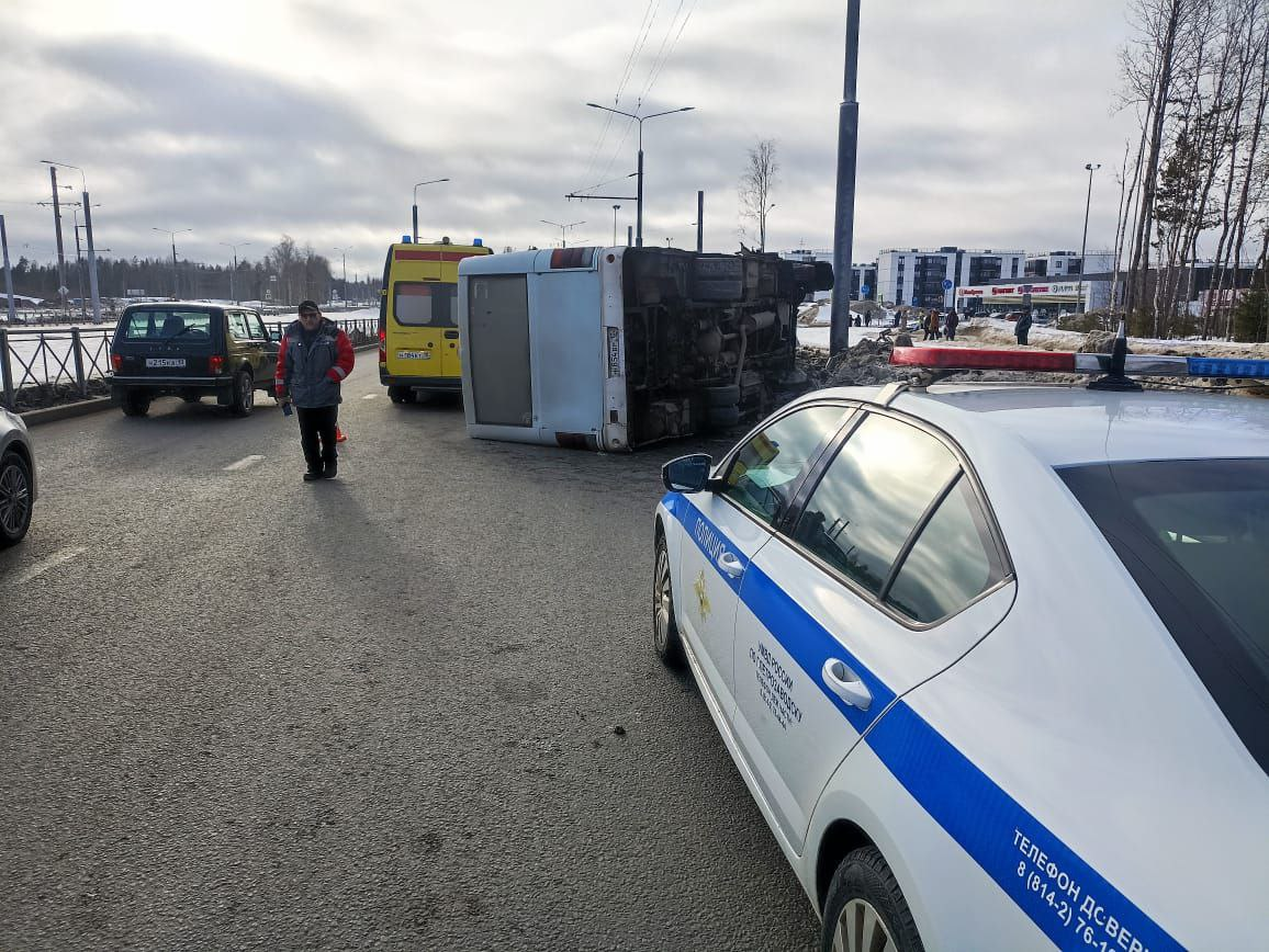    На перекрёстке в Петрозаводске маршрутка №9 рухнула на бок Полиция Карелии