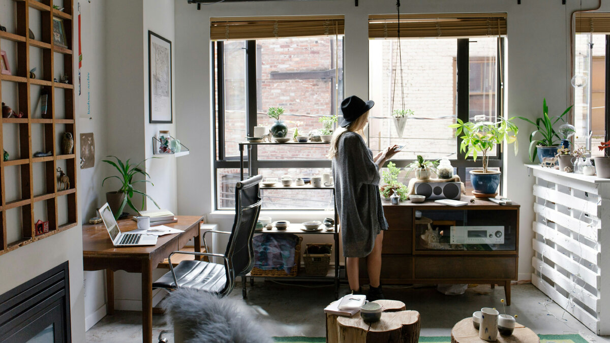 Источник: https://unsplash.com/photos/woman-standing-near-brown-wooden-cabinet-8D2k7a3wMKQ 