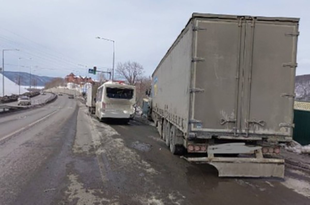    В Самаре произошло ДТП с двумя грузовиками и автобусом