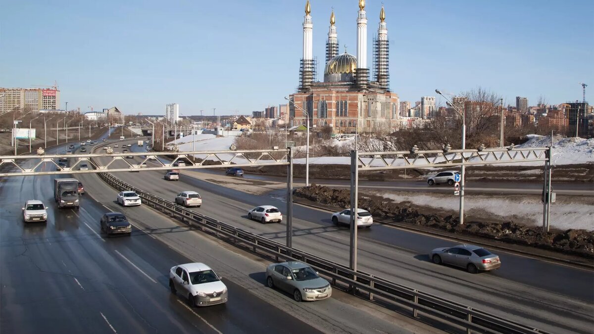     Движение затруднено во многих районах города.