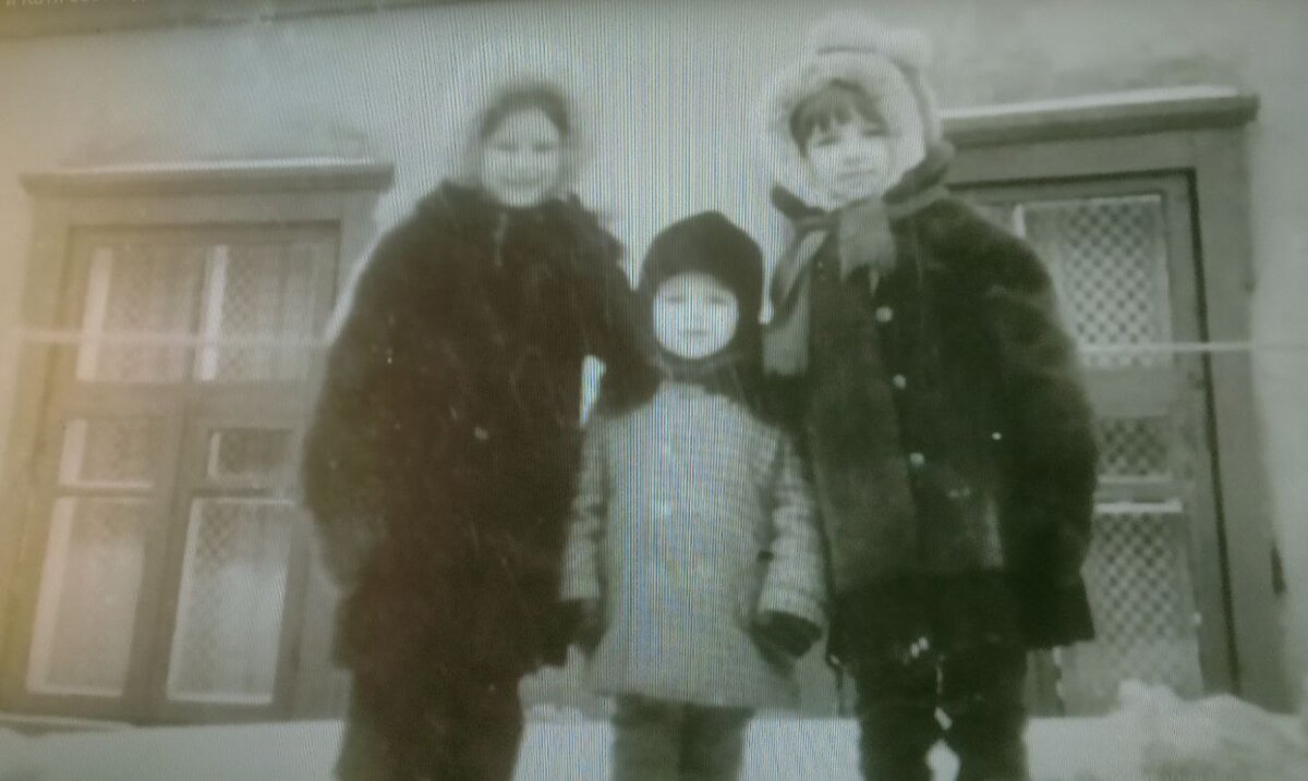 Пропавшие девочки и младший братик одной из них. Фотография автора