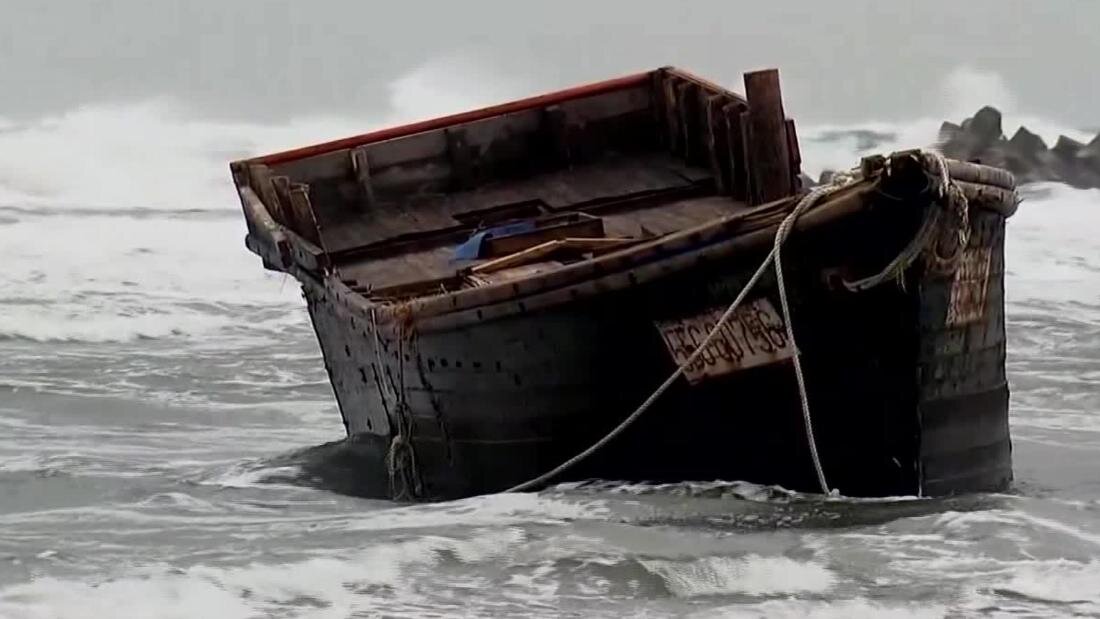 Прибило к берегу в лодке. Огромный корабль на берегу. Тайна о корабле призраке. Случай с рыбацкой лодкой Северная Корея.