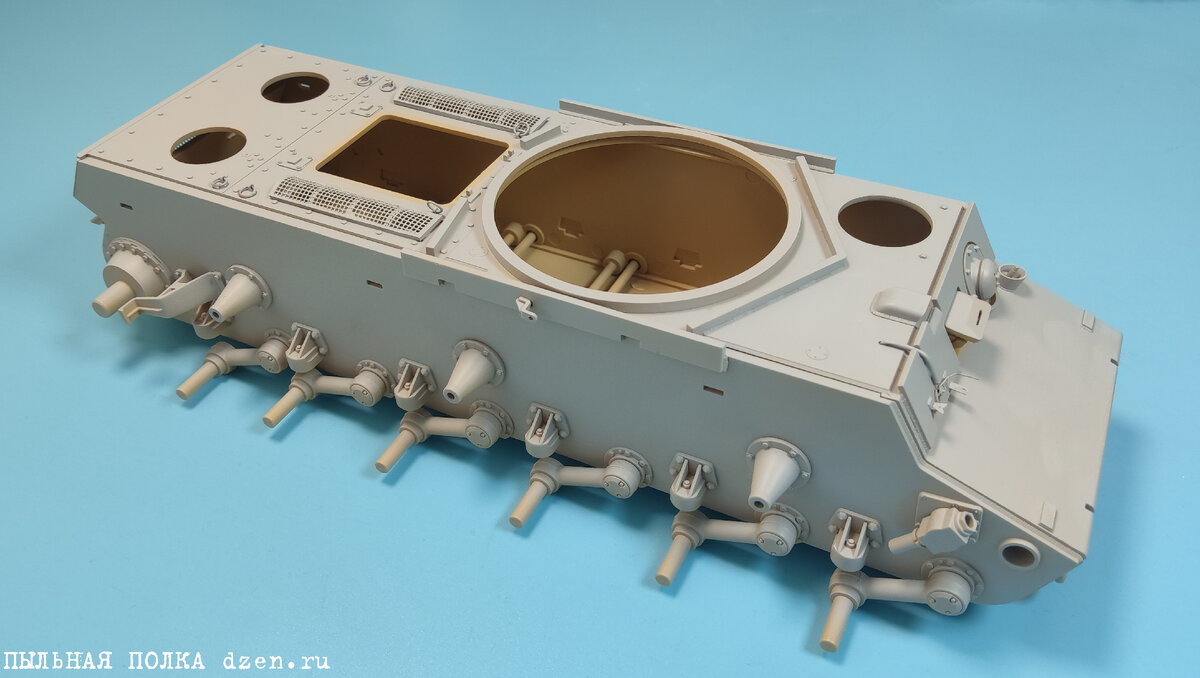 Грунт Mr Hobby Finishing Surfacer 1500 Grey на корпусе КВ-1 1/35 RFM 5056.