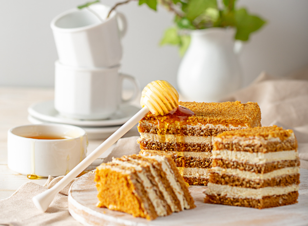 За 2023 год два любимейших аппетитных торта заняли первые места среди самых востребованных и желанных тортов – это «Наполеон» и «Медовик».-3