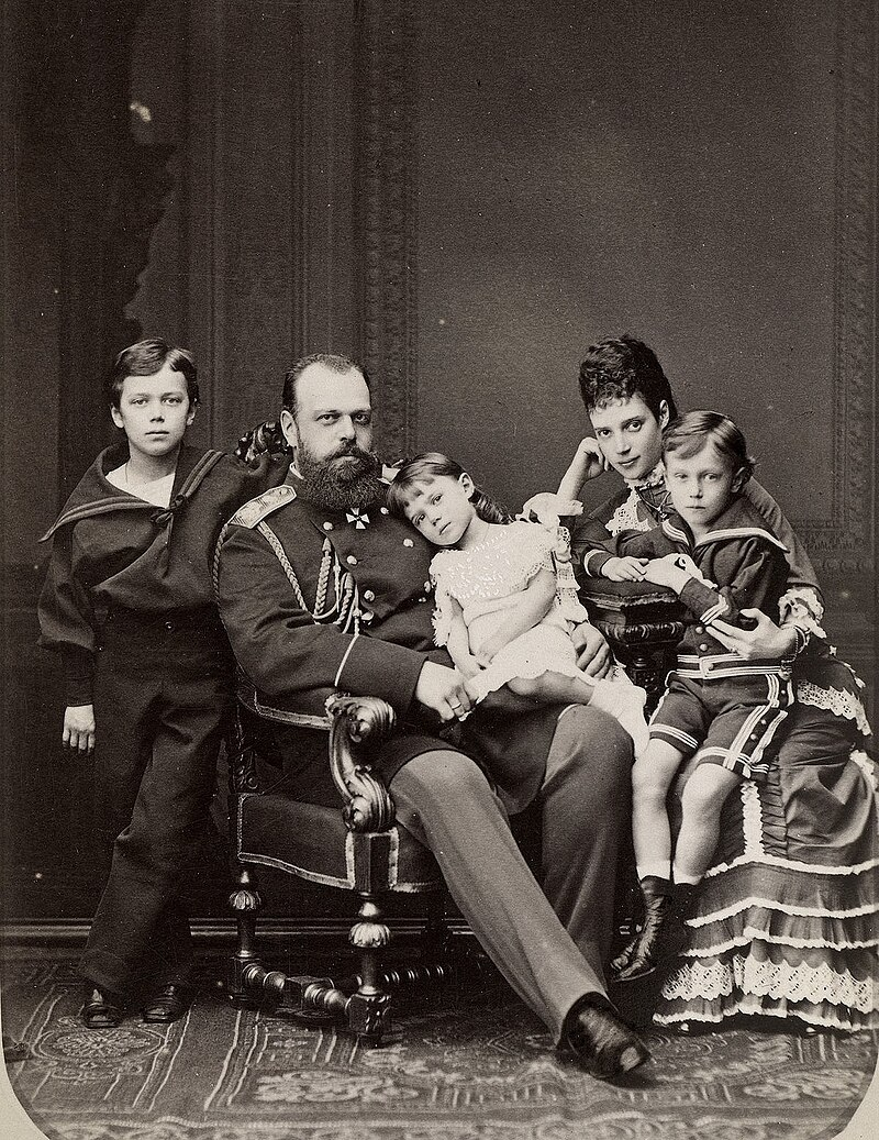 Цесаревич Александр Александрович с женой и детьми (1878)