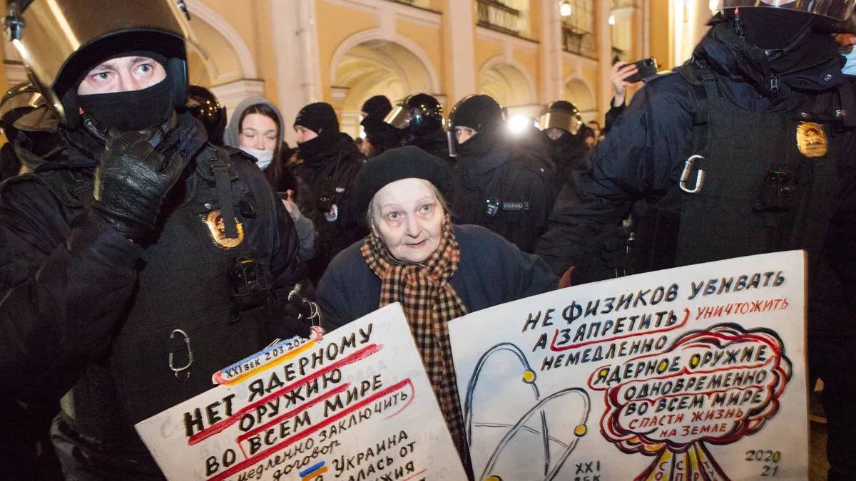 Задержание Елены Осиповой на одной из акций протеста в Петербурге. Фото: Елена Лукьянова /«Новая газета» 