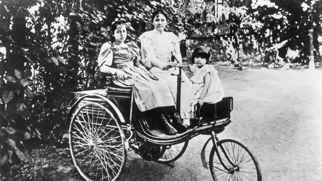 Берта Бенц с детьми за рулем Benz Patent Motorwagen