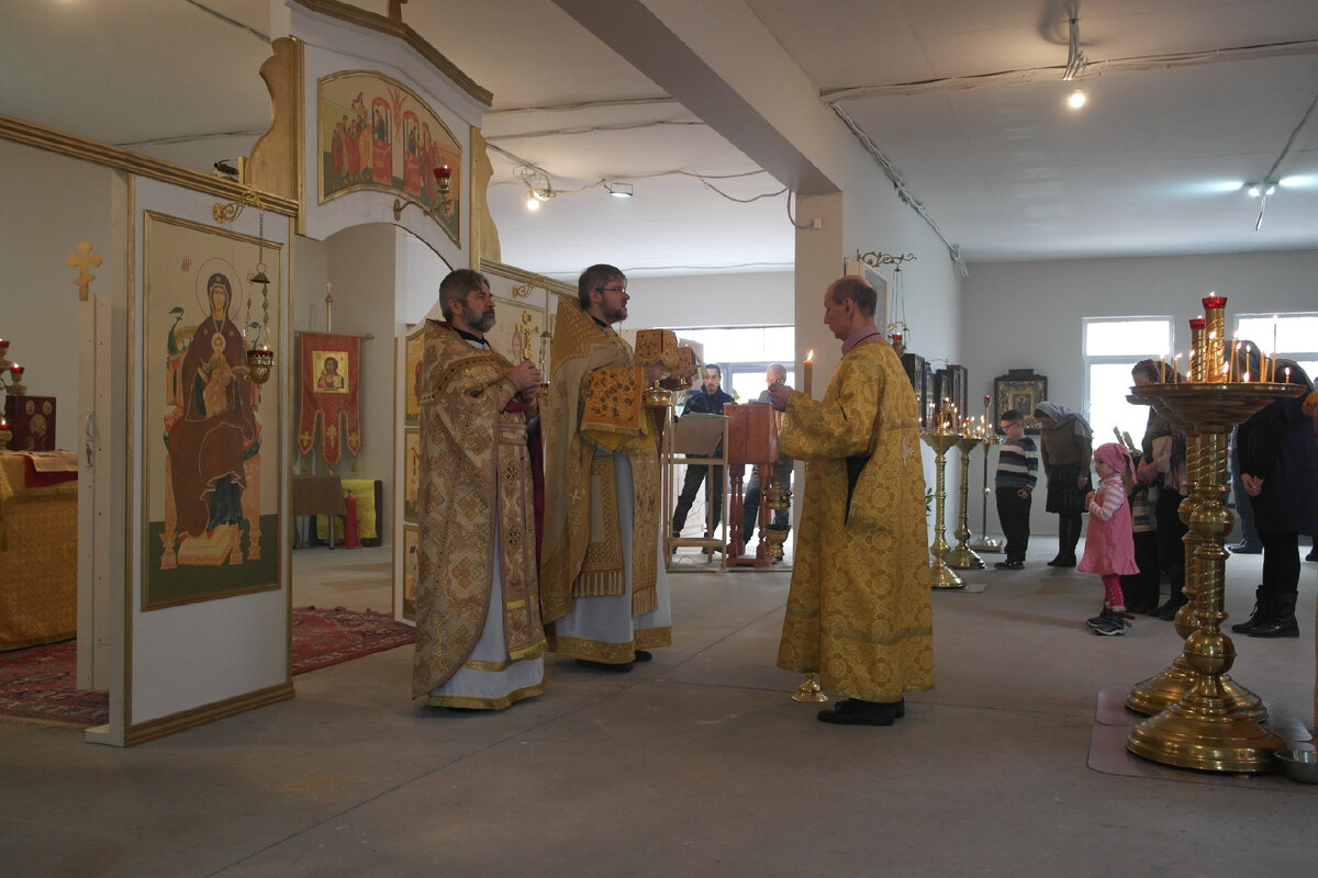 Поздняя Божественная Литургия в храме святого великомученика Димитрия Солунского в Балтийской жемчужине г. Санкт-Петербург