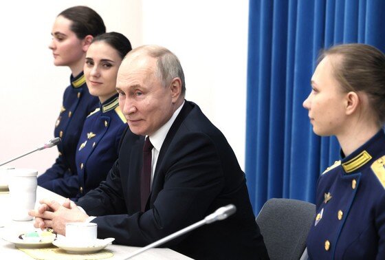    На встрече с выпускницами Краснодарского высшего военного авиационного училища лётчиков имени Героя Советского Союза А. К. Серова