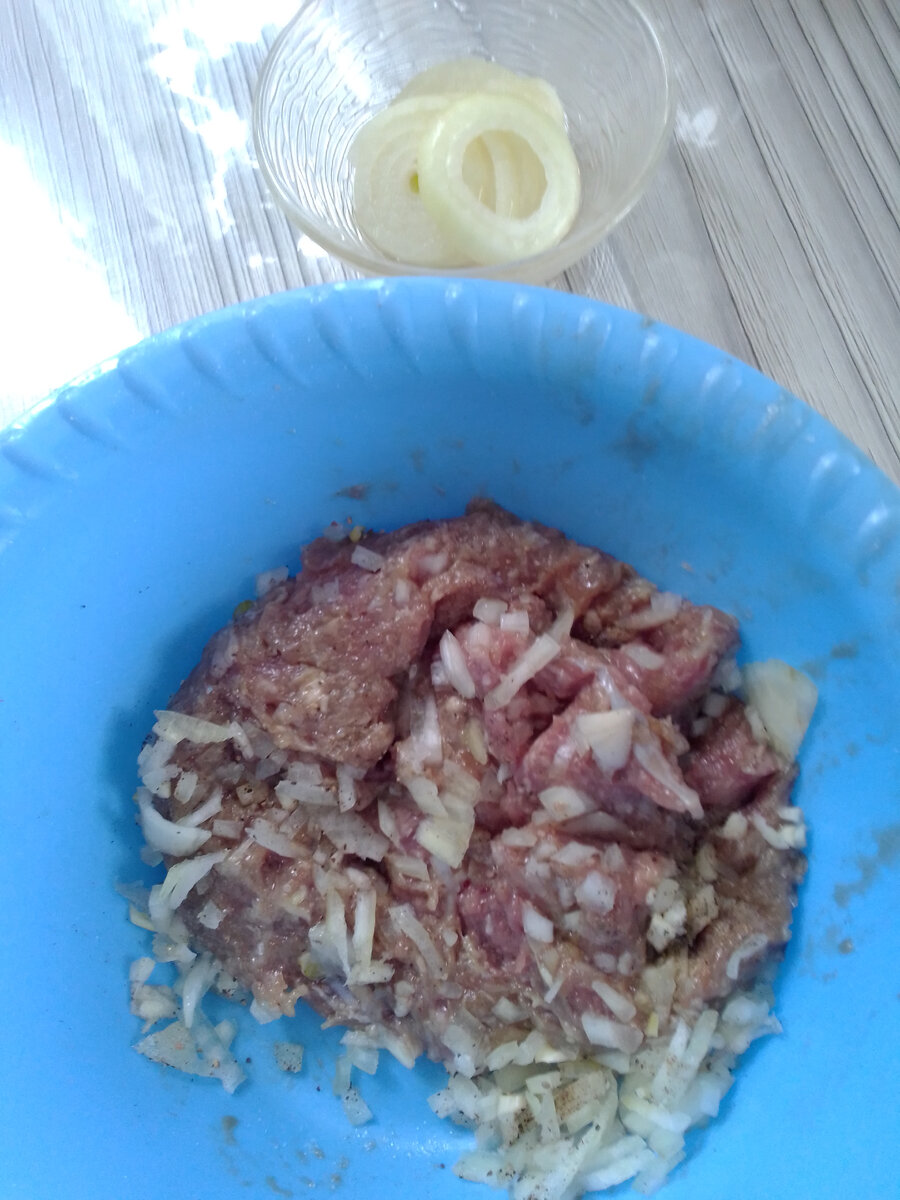 готовим фарш для котлет из лука , сеснока, соли, специй