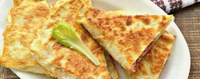 Рулетики из лаваша с колбасой и сыром.