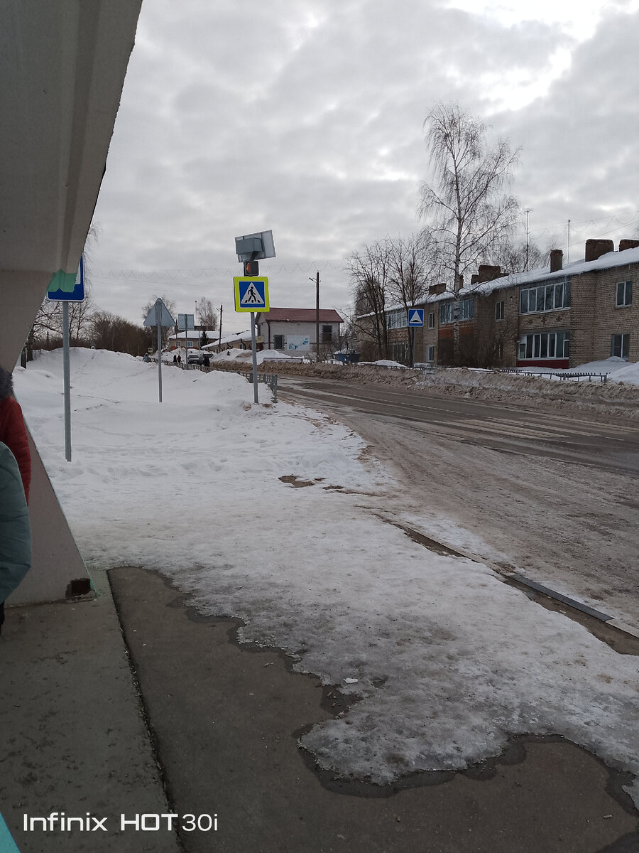 Автобусная остановка около дома. 