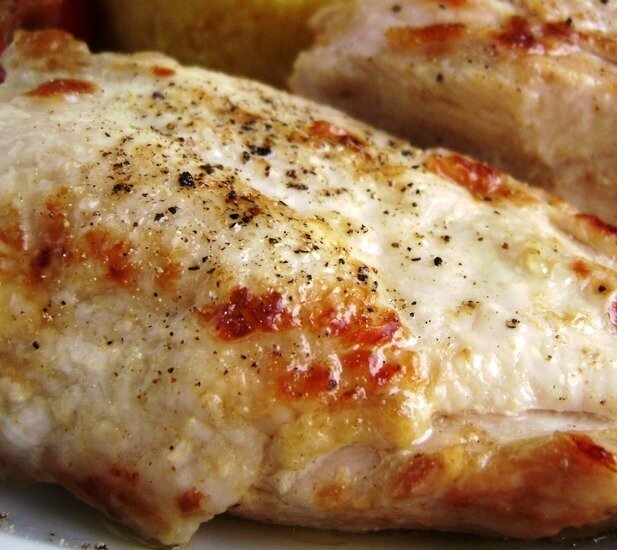 курица простой и вкусный рецепт. куриные котлеты. блюда из филе курицы. куриные бедра в духовке. курица с овощами.