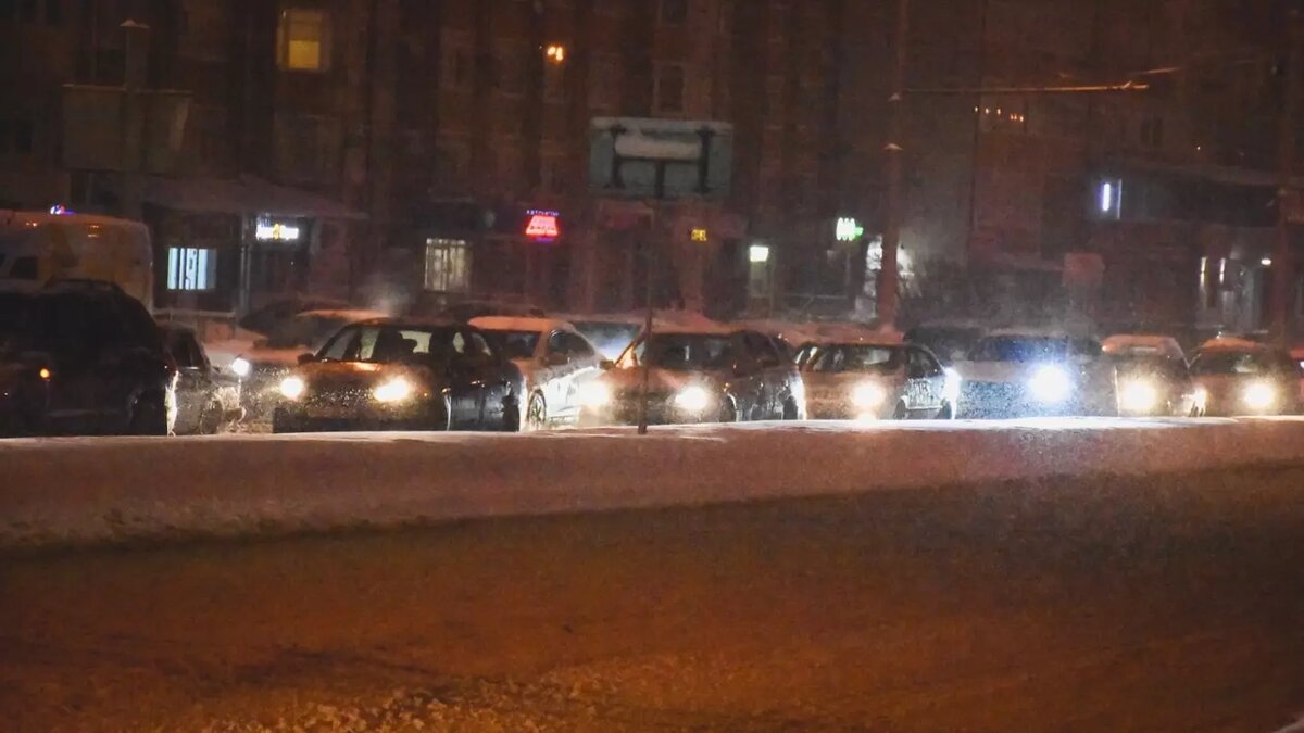     Жители Уфы застряли на улице Авроры в предпраздничный день. В четверг вечером, 7 марта, из-за аварии водители встали в многокилометровой пробке. Соответствующая публикация появилась в Telegram-канале Bash.dtp.official.